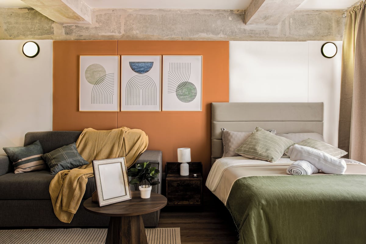 Loft de diseñador, 1 cama matrimonial, cocina, vista a la ciudad | Ropa de cama de alta calidad y cortinas blackout 