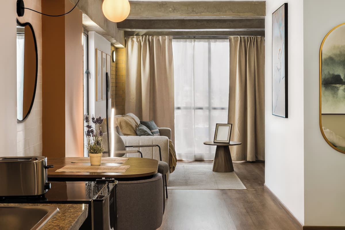 Departamento Deluxe, 1 cama matrimonial y sofá cama, baño en la habitación, vista a la ciudad | Ropa de cama de alta calidad y cortinas blackout 