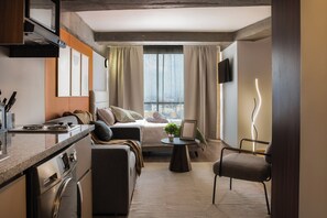 Loft Design - 1 dubbelsäng - kök - utsikt mot staden | Sängtillbehör av högsta kvalitet och mörkläggningsgardiner