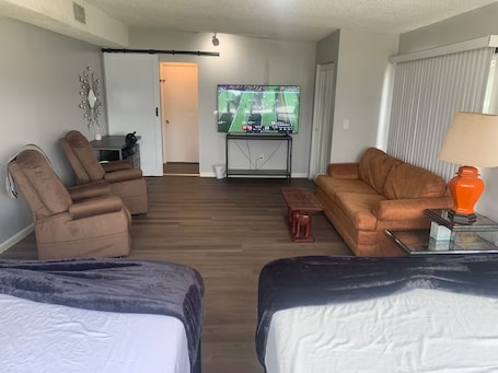 Interior. River House w/ King Beds 1.5 Acres by Jags Stadium