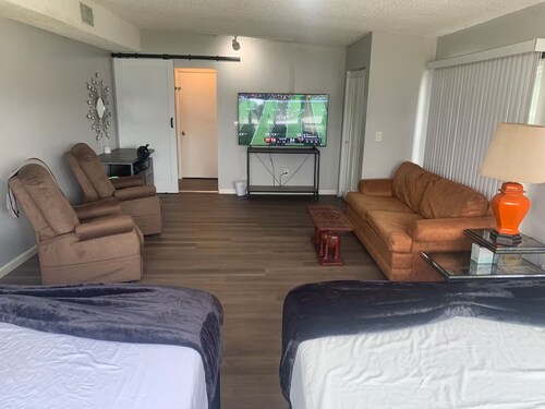 River House w/ King Beds 1.5 Acres by Jags Stadium