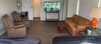 River House w/ King Beds 1.5 Acres by Jags Stadium