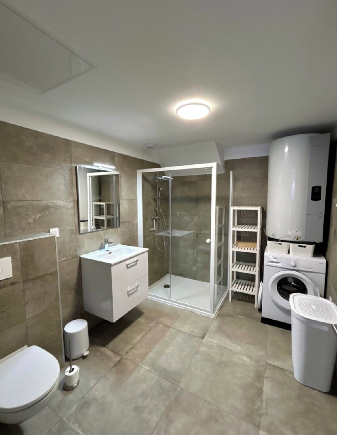 Een haardroger, handdoeken, zeep, toiletpapier