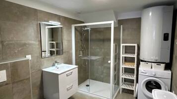 Een haardroger, handdoeken, zeep, toiletpapier