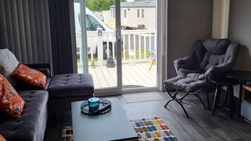 Smart-tv, eldstad, tv-spel och dvd-spelare