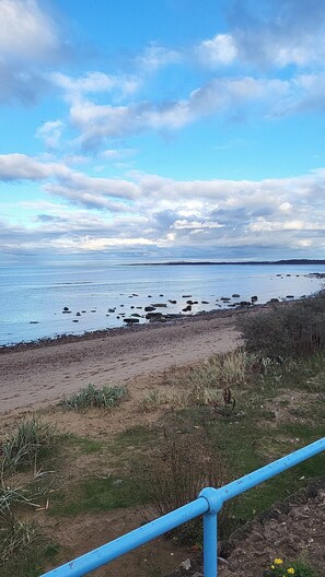 Beach nearby - Elegant 2 bedroom caravan near Edinburgh en-suite master bedroom with bathtub
 (Prestonpans)