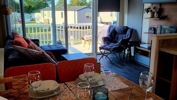 Smart-tv, eldstad, tv-spel och dvd-spelare
