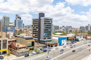 A cityscape with modern buildings, a busy street, and a clear sky. - Studios in Building w/ Pool and Gym - Jdns (Salvador)