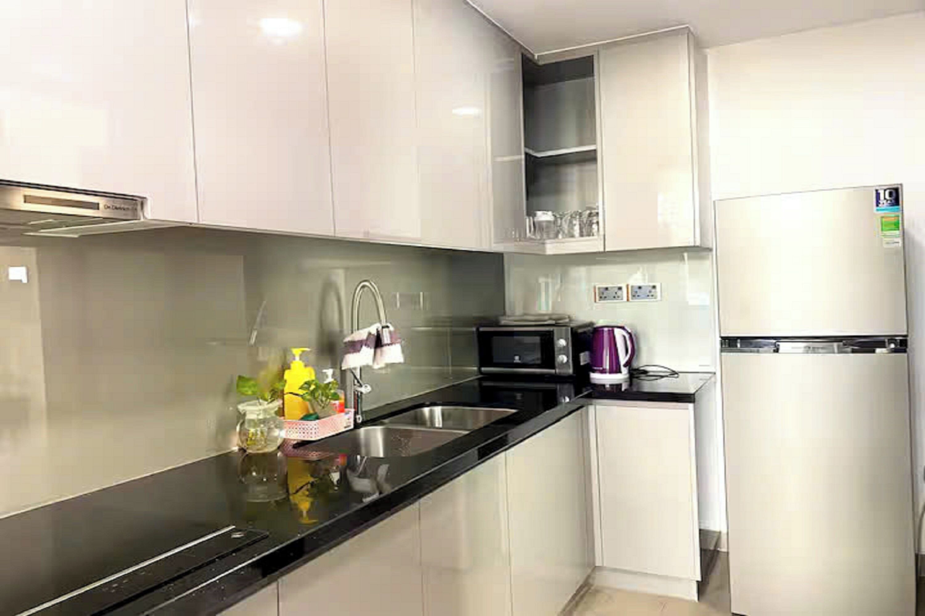 Full-size fridge, microwave, oven, stovetop