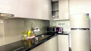 Full-size fridge, microwave, oven, stovetop