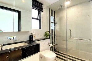 Bañera y ducha independientes y cabezal de ducha con hidromasaje