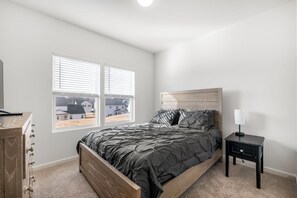 5 slaapkamers, een strijkplank/strijkijzer, internet, beddengoed