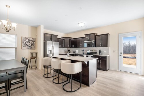 Spacious 5-bedroom house access to Gym and two Pools