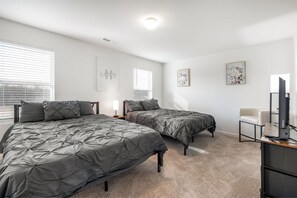 5 bedrooms, iron/ironing board, Internet, bed sheets - Spacious 5-bedroom house access to Gym and two Pools (Greensboro)