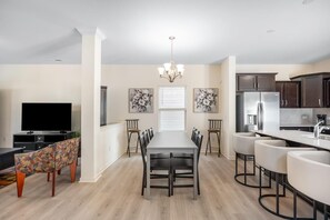 Dining - Spacious 5-bedroom house access to Gym and two Pools (Greensboro)