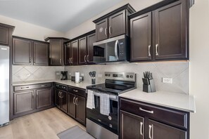 Private kitchen - Spacious 5-bedroom house access to Gym and two Pools (Greensboro)