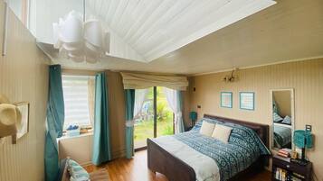 5 bedrooms, iron/ironing board, WiFi, bed sheets