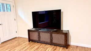 Interior - Peacock Perch - A perfect 3-bedroom house with AC in awesome Lake Oswego (Lake Oswego)