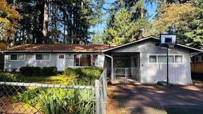 Exterior - Peacock Perch - A perfect 3-bedroom house with AC in awesome Lake Oswego (Lake Oswego)