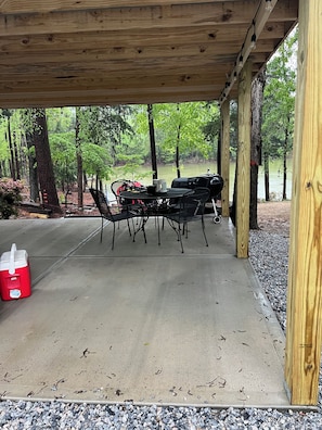 Outdoor dining - Cozy 1 bedroom Lake House, Thomson with AC. Perfect for fishermen. (Thomson)