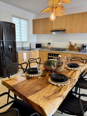 Fridge, microwave, oven, stovetop - Premium Executive Suite with Wifi and Free Parking (Cholula de Rivadavia)