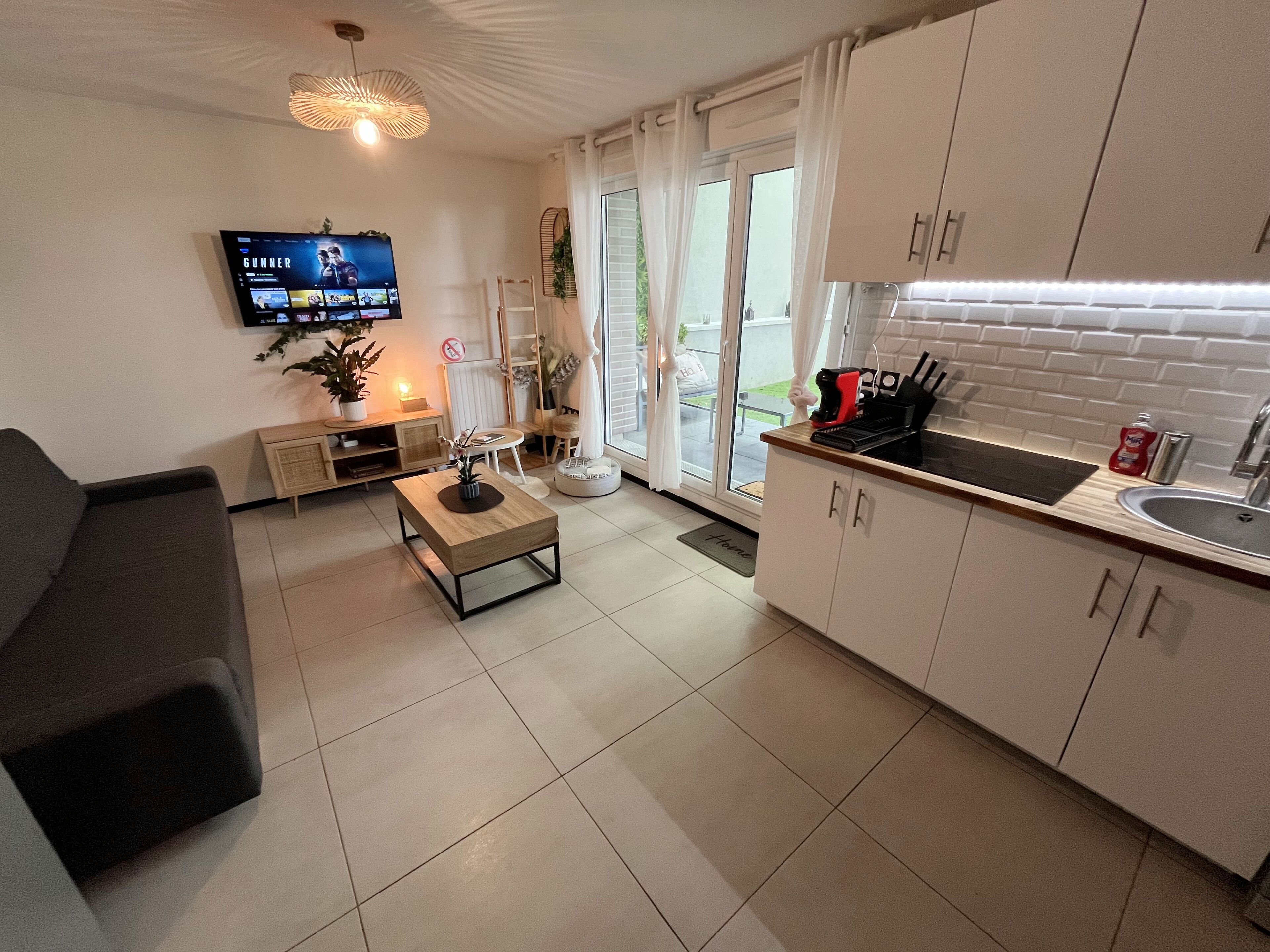 TV connectée, lecteur de DVD, livres, chaîne hi-fi