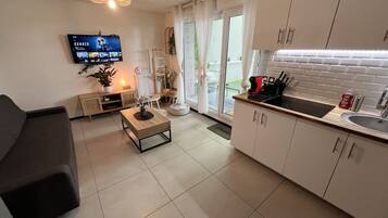 TV connectée, lecteur de DVD, livres, chaîne hi-fi