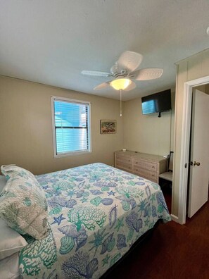 2 bedrooms, iron/ironing board, WiFi, bed sheets - 1625 Coastal Cottage (Myrtle Beach)