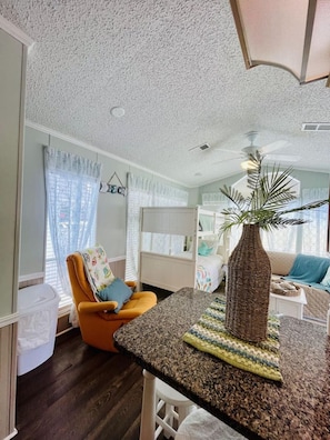 Living area - 6010 Almost Heaven By The Sea (Myrtle Beach)