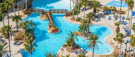 Una piscina al aire libre, una piscina climatizada