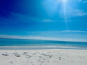 Sun-loungers, beach towels - Two King BR, Beautiful Resort Pool, Gulf View (Destin)