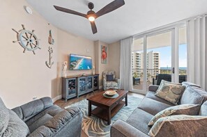 Smart TV - Two King BR, Beautiful Resort Pool, Gulf View (Destin)