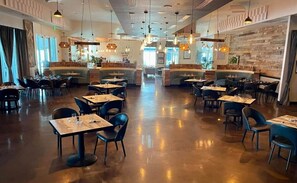 Dining - Two King BR, Beautiful Resort Pool, Gulf View (Destin)