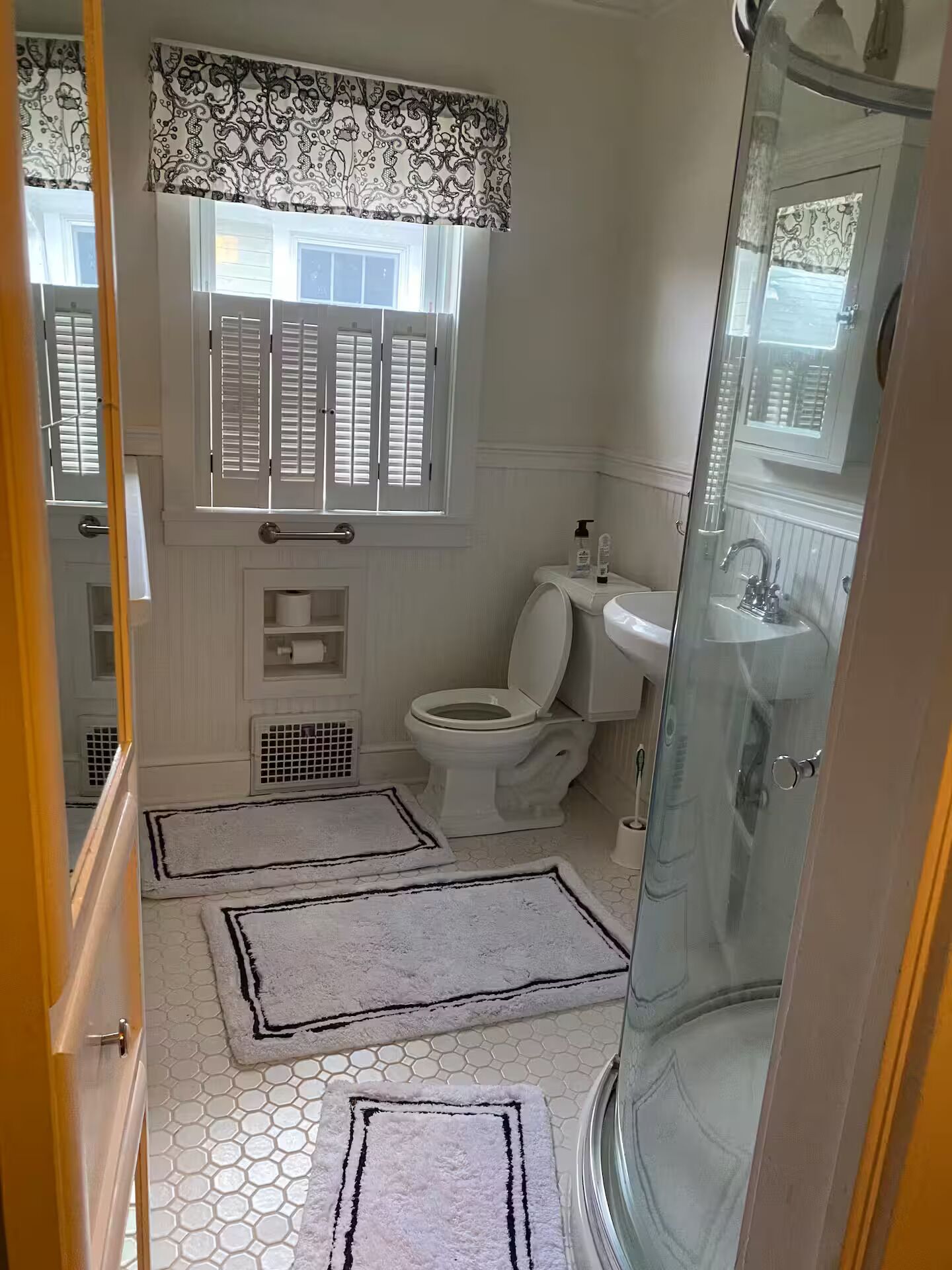 Ducha, secador de pelo, toallas y jabón