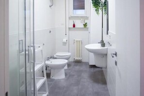 Doccia, asciugacapelli, bidet, asciugamani