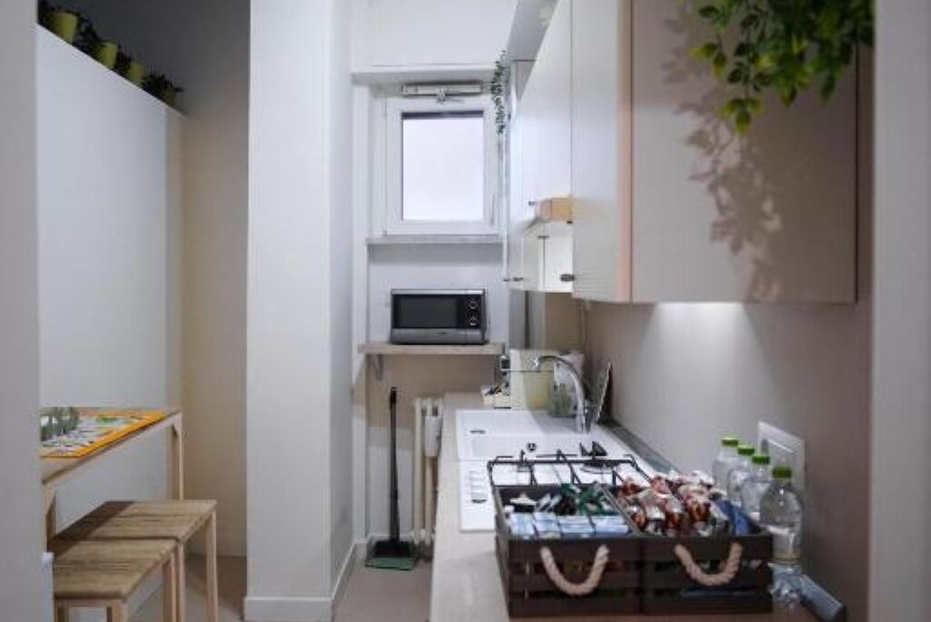 Refrigerador, microondas, lavavajillas y cafetera y tetera 