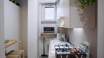 Réfrigérateur, micro-ondes, lave-vaisselle, cafetiÚre/bouilloire