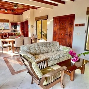 Living area - Tropical custom Jungle Villa Uvita Ballena amazing views animals birds (Uvita)