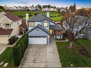 Exterior - 4BD Pool Jacuzzi + Arcade Air Hockey - Napa Vibe (Fairfield)