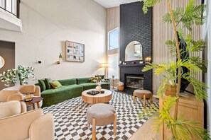 Living area - 4BD Pool Jacuzzi + Arcade Air Hockey - Napa Vibe (Fairfield)