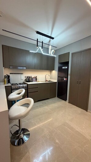 Private kitchen - Cozy 1-bedroom apartment in tranquil Dubai with AC and fitness room (Dubai)