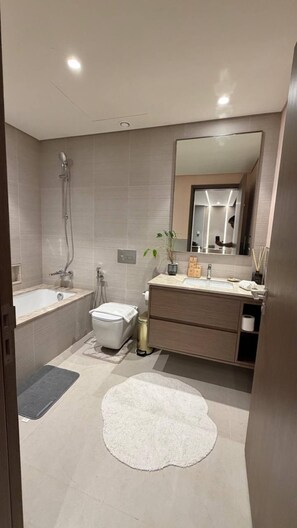Dusche, Haartrockner, Handtücher, Seife