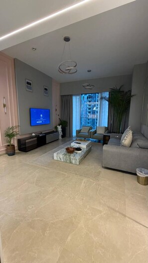 Living area - Cozy 1-bedroom apartment in tranquil Dubai with AC and fitness room (Dubai)