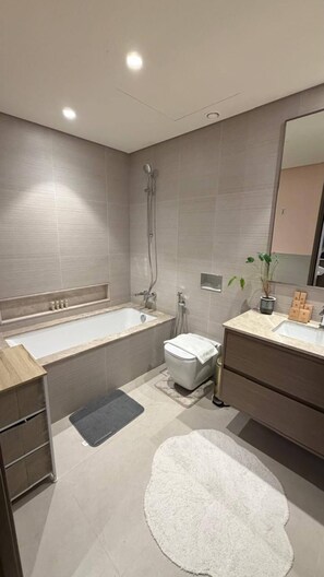 Shower, hair dryer, towels, soap - Cozy 1-bedroom apartment in tranquil Dubai with AC and fitness room (Dubai)