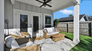 Terrace/patio - Walk2Beach, King, Parking, SelfCheckIn, Backyard, Bikes (Jacksonville Beach)