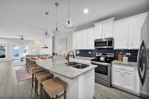 Refrigerador, microondas, horno, placa de cocina