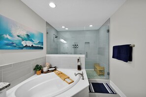 Shower, hair dryer, towels, soap - Walk2Beach, King, Parking, SelfCheckIn, Backyard, Bikes (Jacksonville Beach)