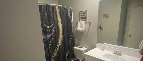 Haartrockner, Handtücher, Seife, Toilettenpapier