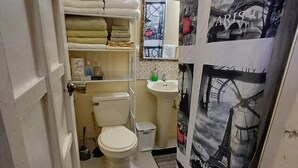 Shower, towels, soap, toilet paper - Harbour View Inn, A Piece Of
Paradise (Harbour View)