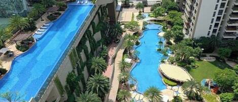 Una piscina al aire libre